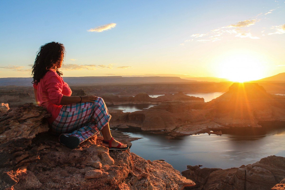 Девушка на горе на закате