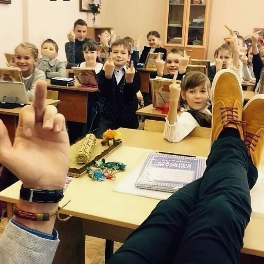 Девушка плачет у окна