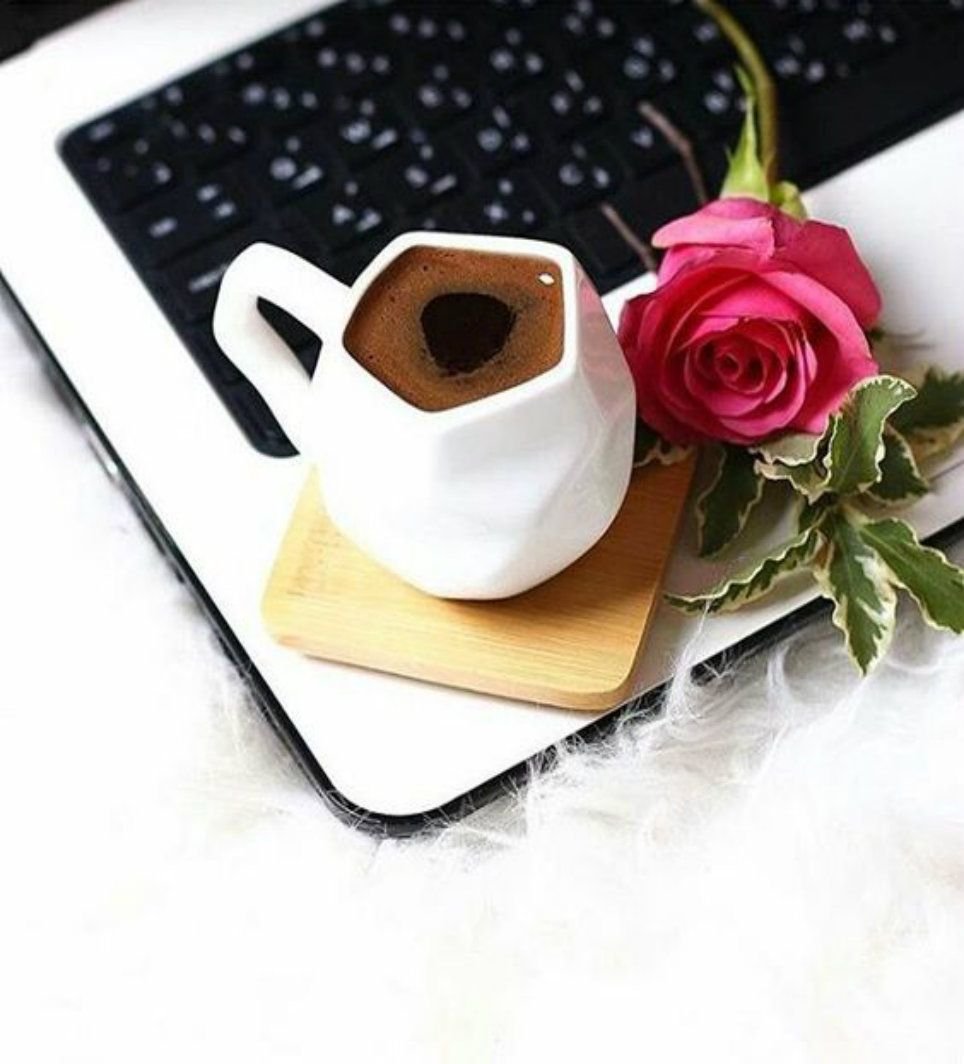 Девушка с кофе в руках