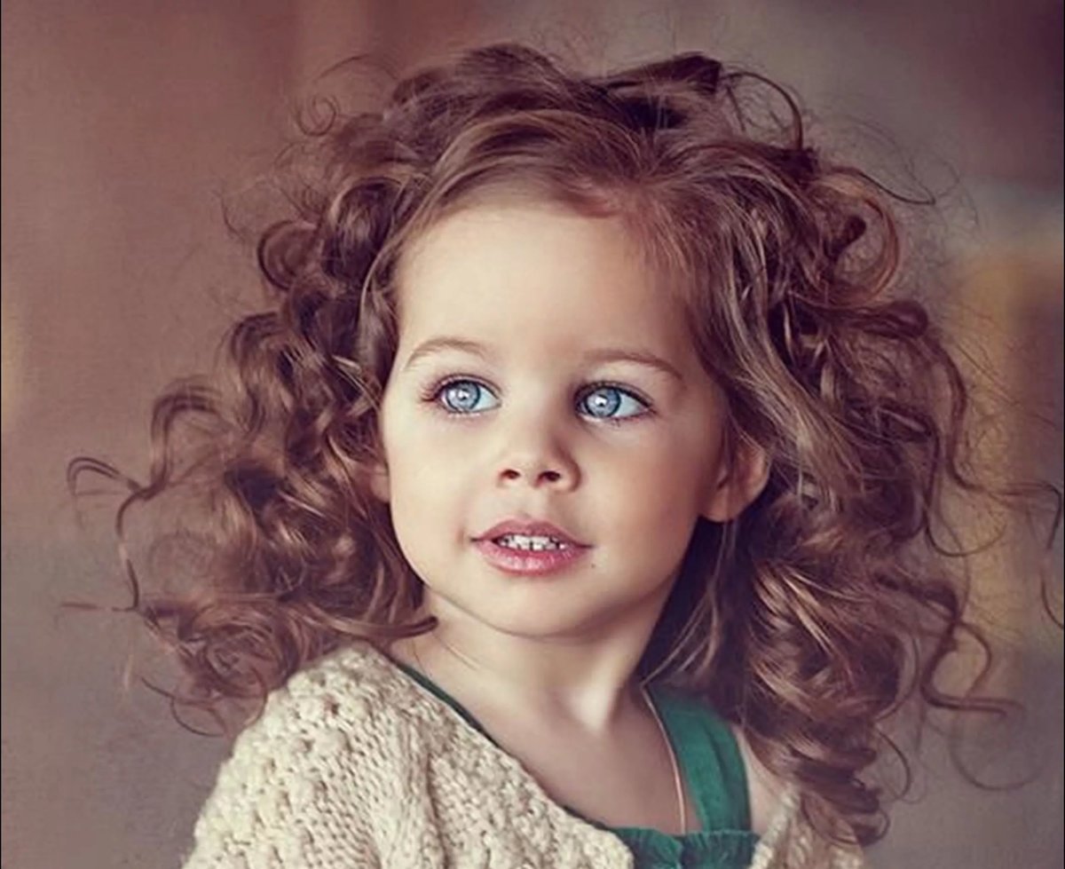 Девочка с кудряшками