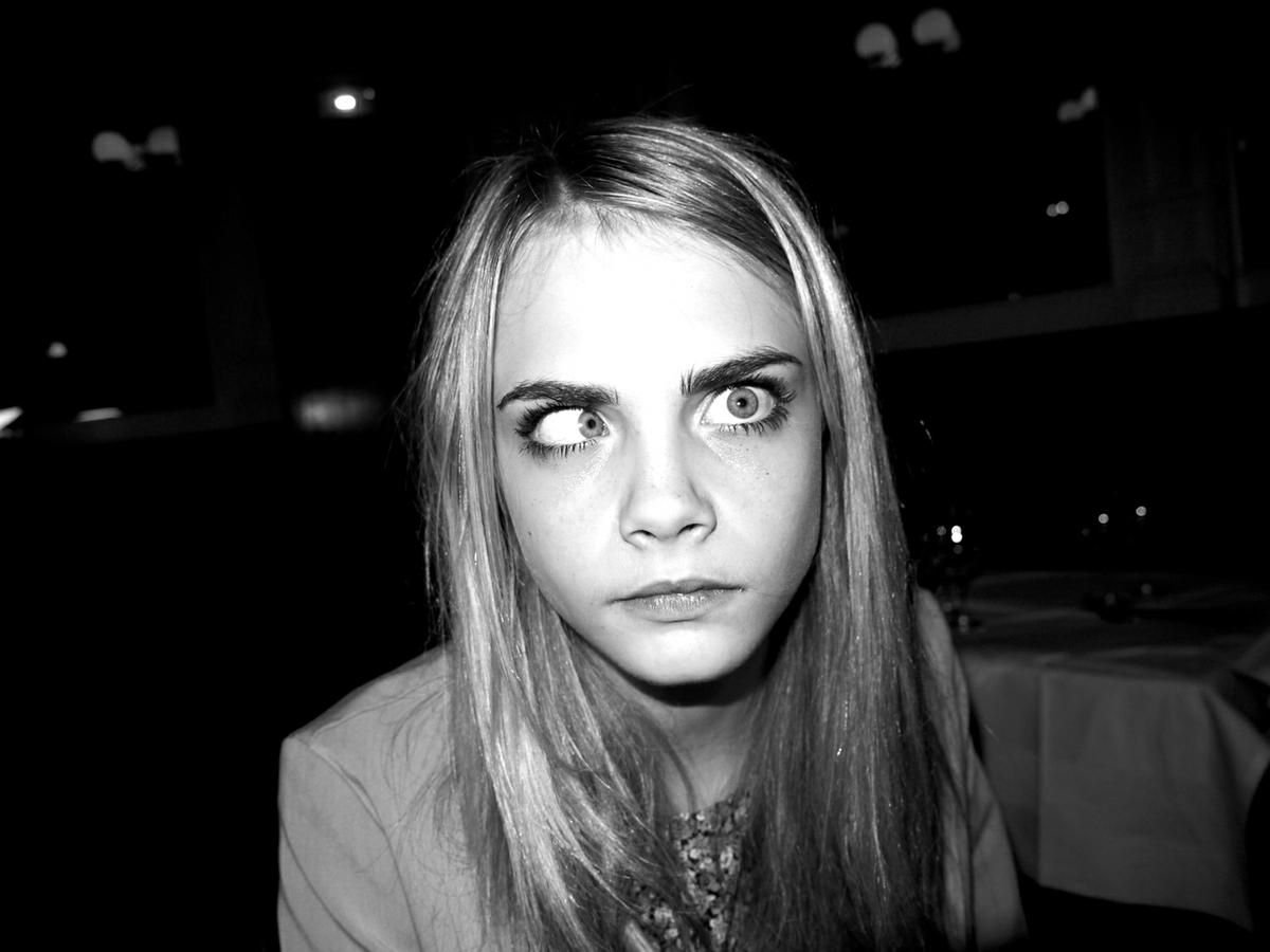 Кара Делевинь косоглазие