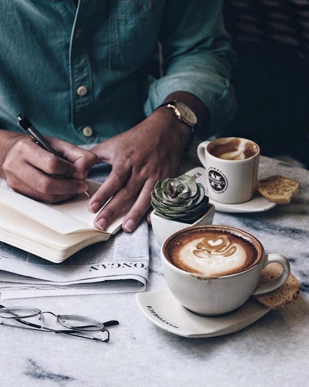 Мужская рука с кофе