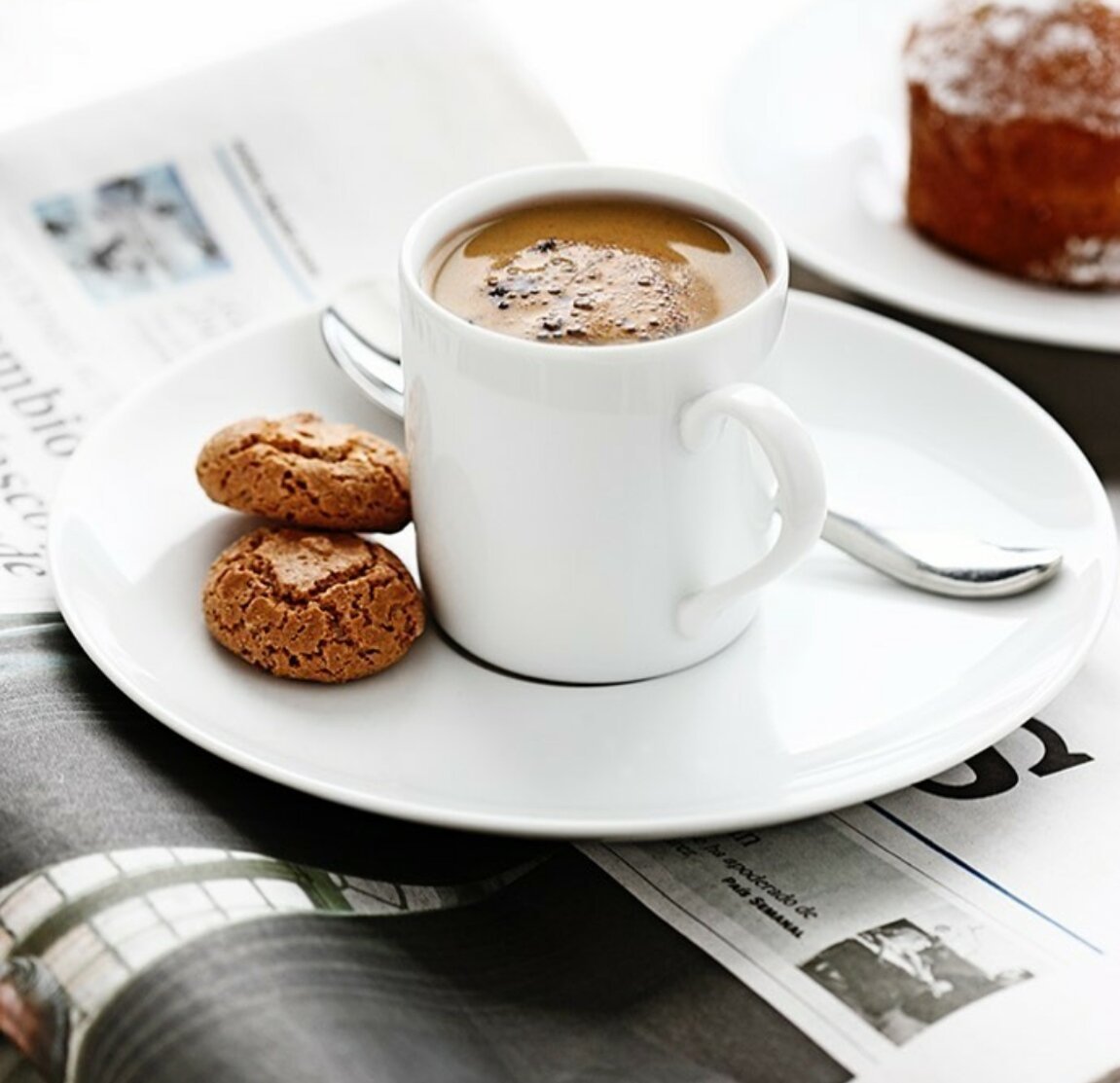 Кофе и печенье и книга фото на сером фоне