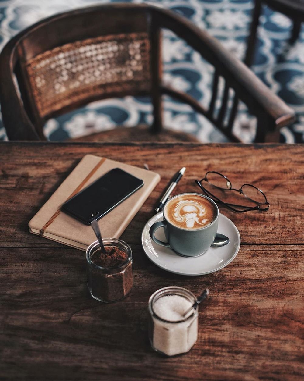 Чашка кофе на столике