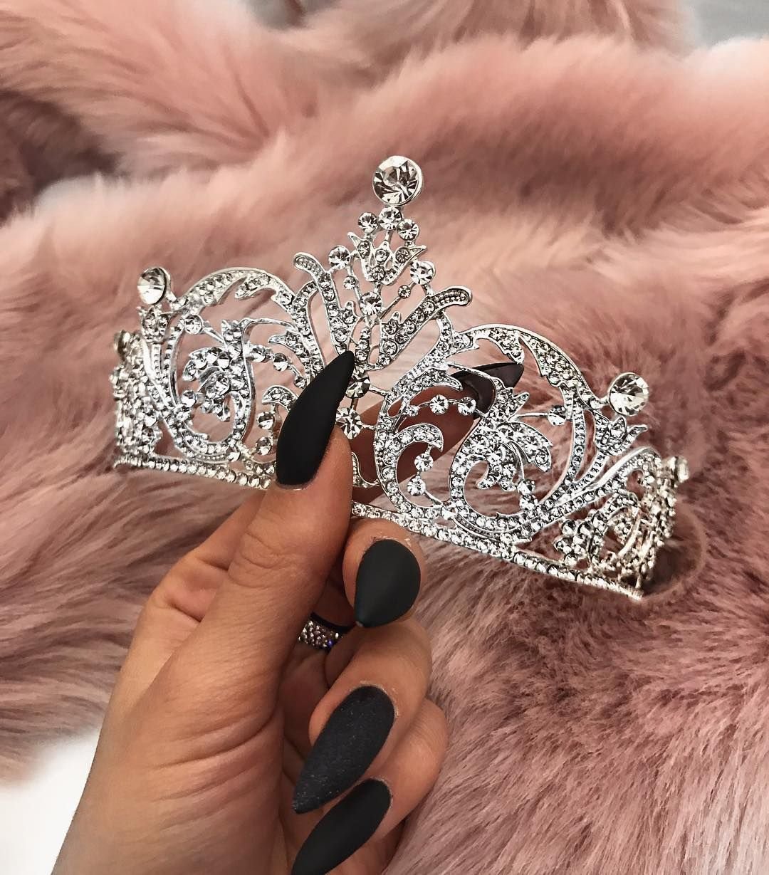 Корона на голове