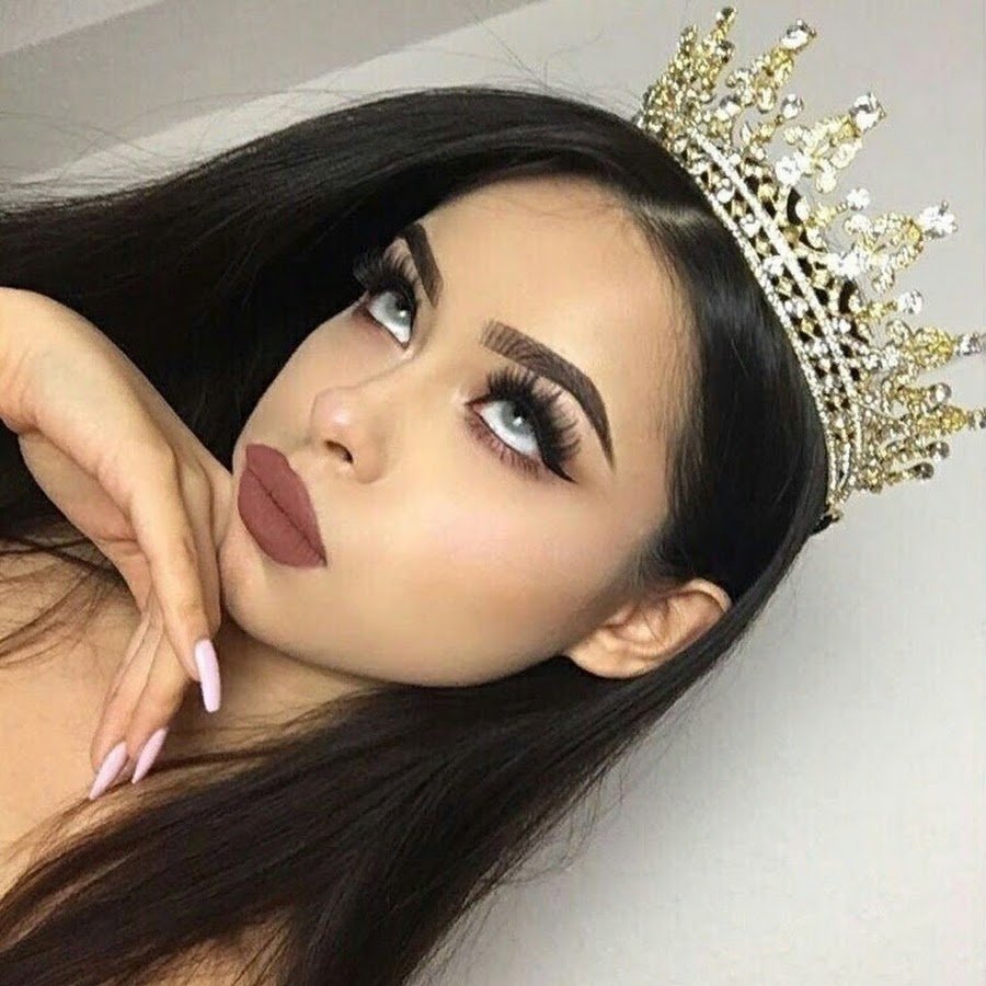 Девушка в короне