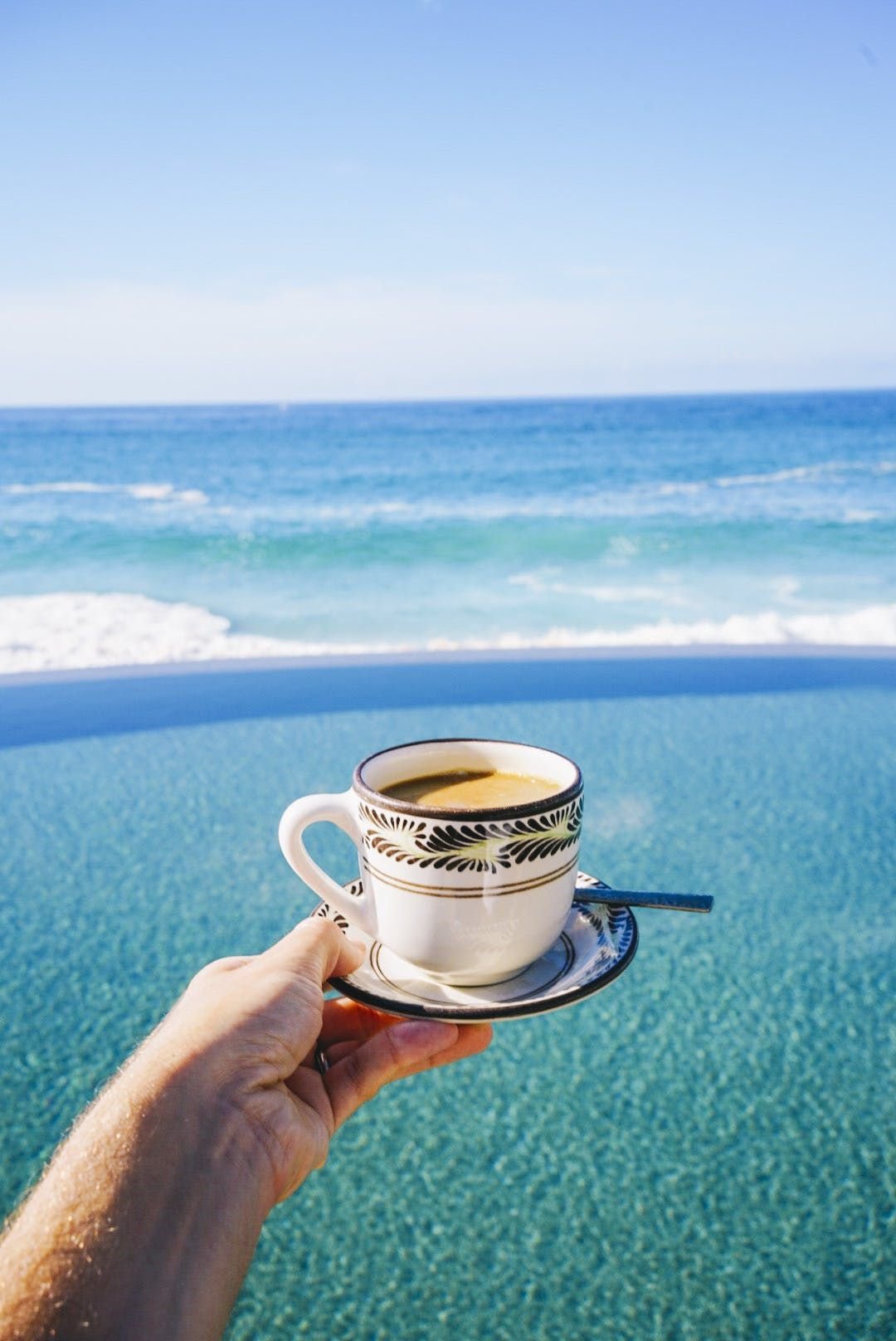 Утро на море с кофе