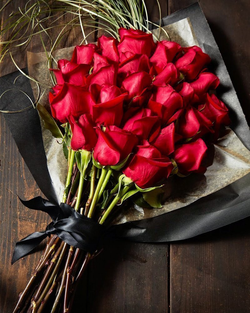 Девушка с цветами в машине