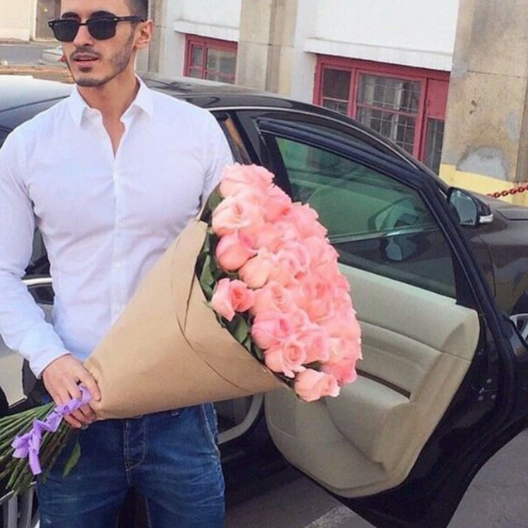 Мужчина с букетом роз