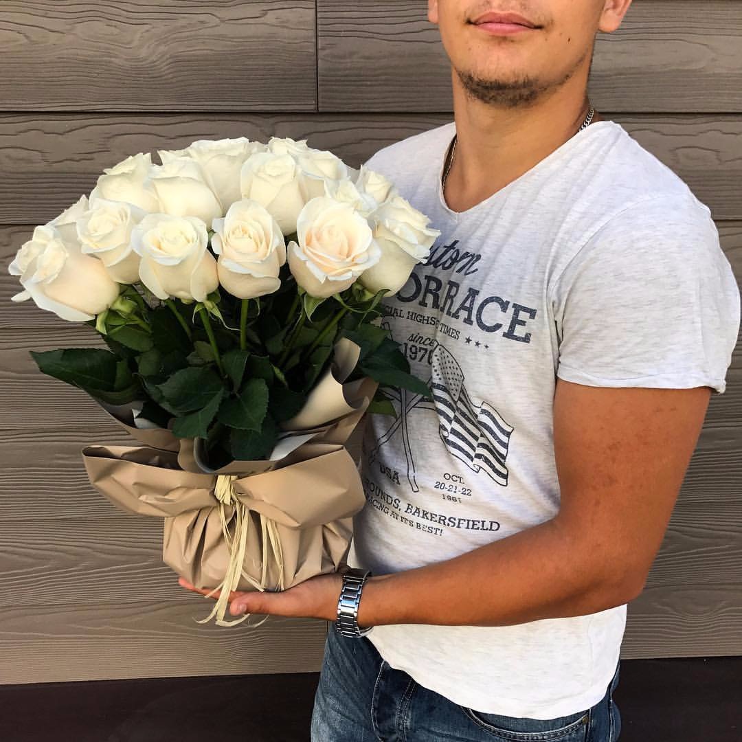 Джон Кортахарена с розами