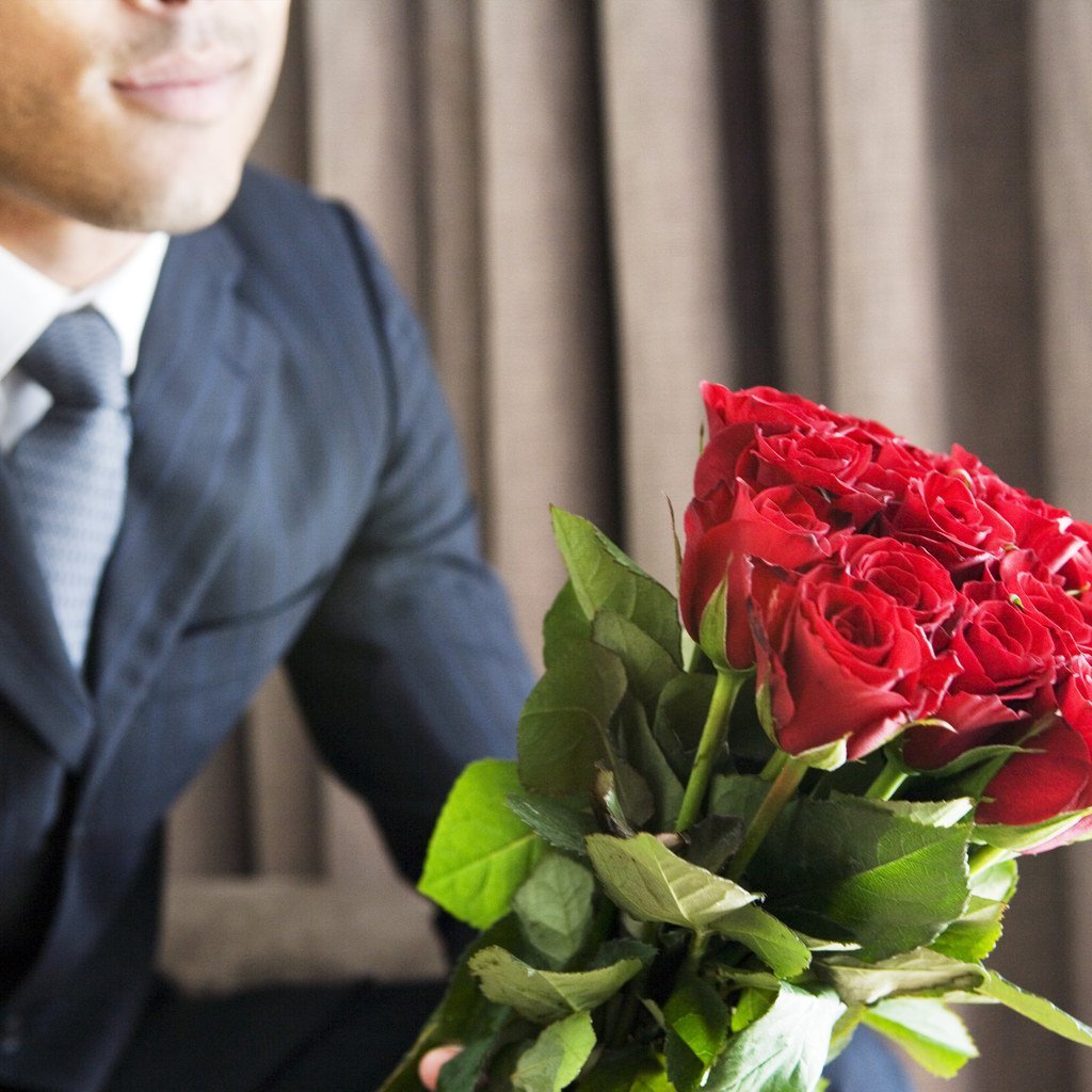 Мужчина с розовыми розами