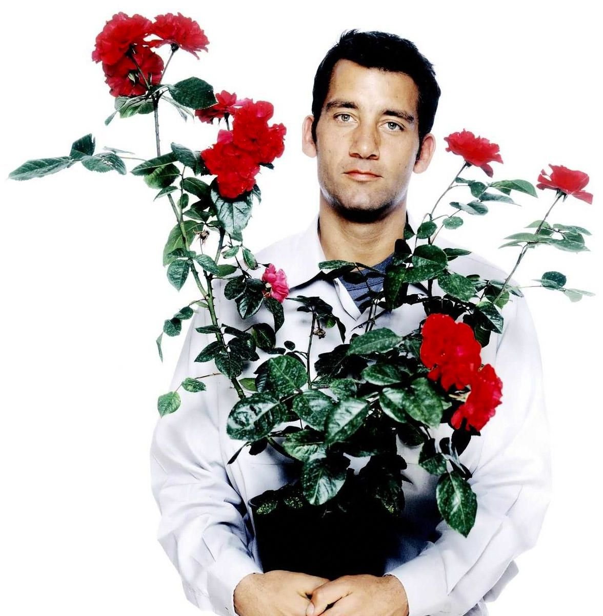 Мужчина дарит цветы