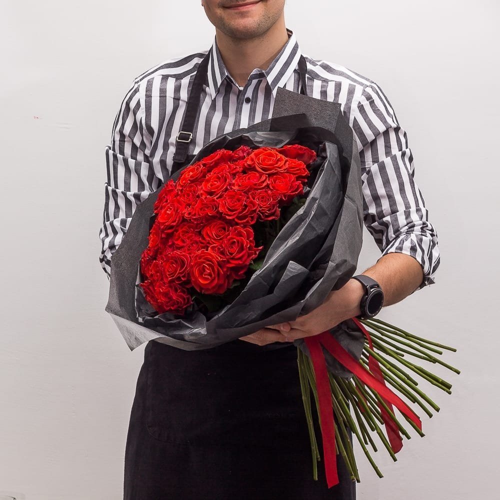 Мужчина с цветами в руках