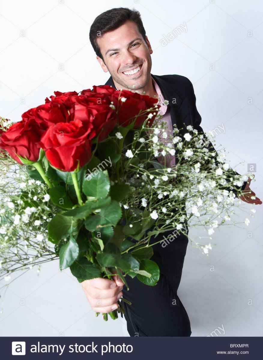 Мужчина с цветами в руках