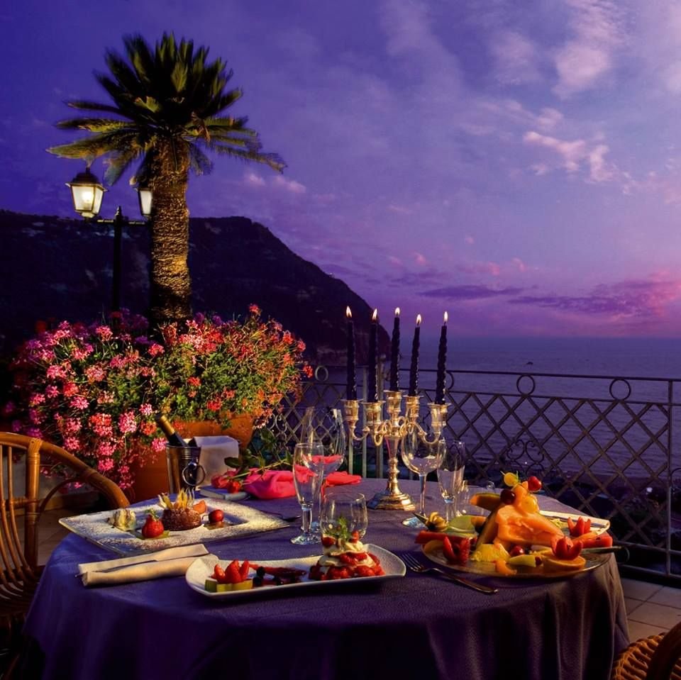 Романтический ужин на берегу моря