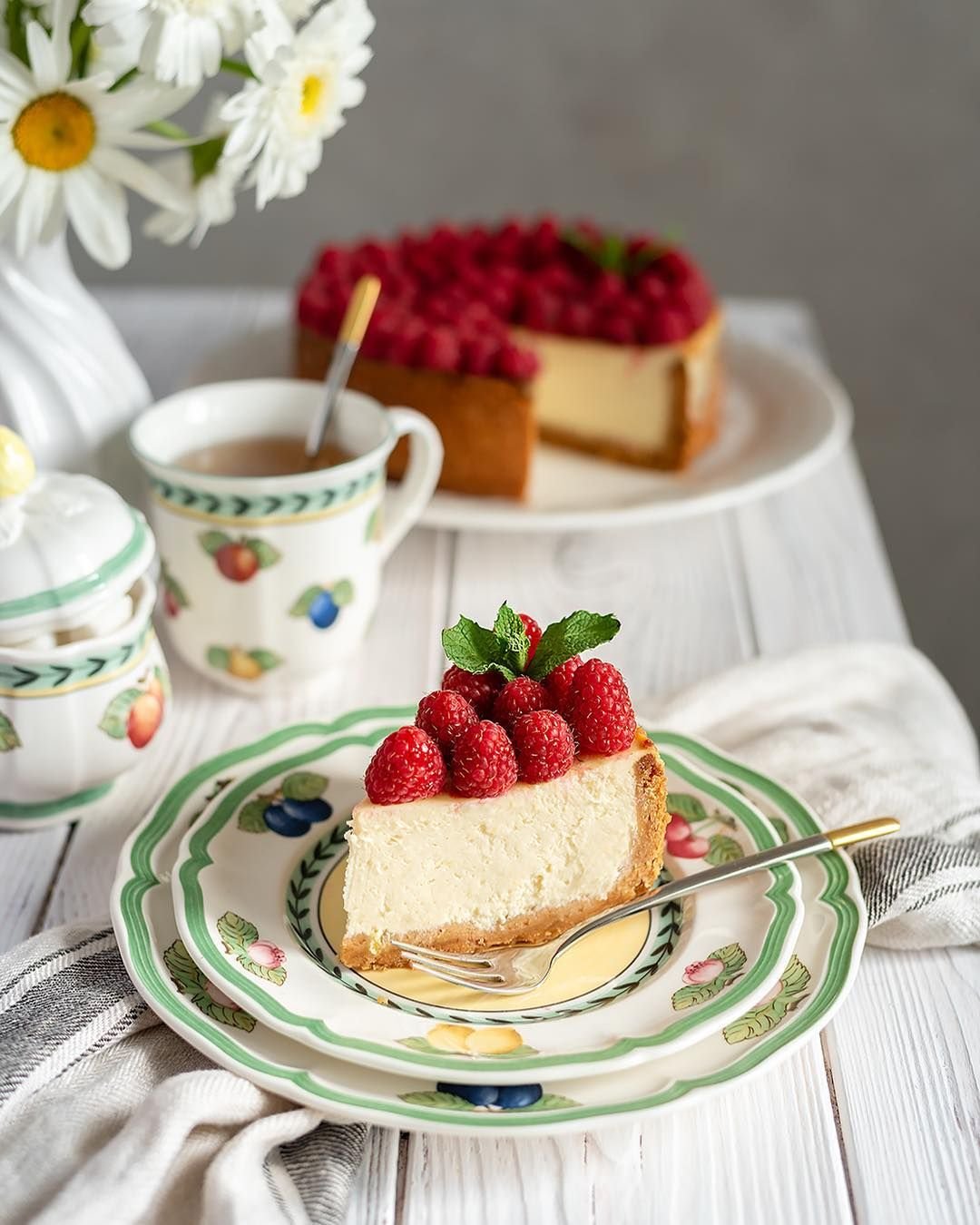 Чаепитие с тортом пирожными