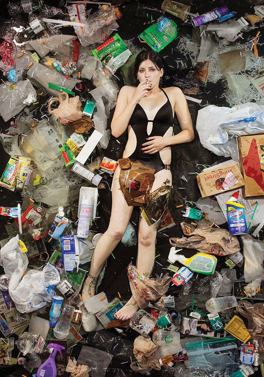 Девушка на свалке