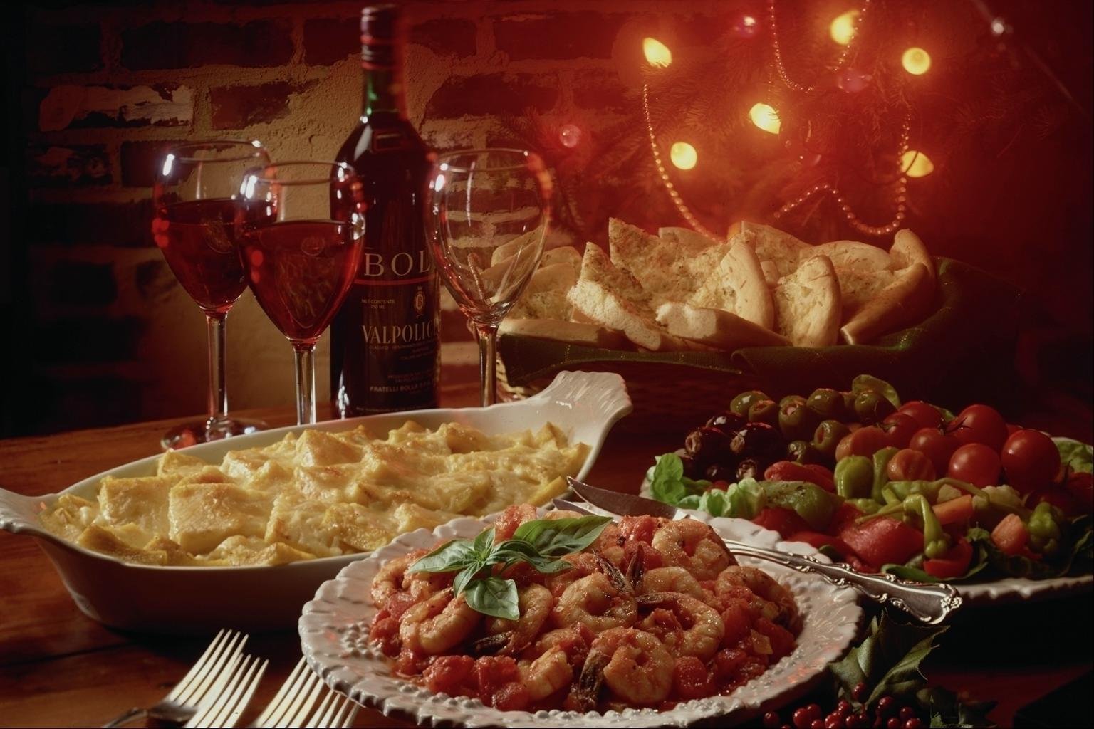 Прекрасный ужин. Красивый праздничный стол. Красивый стол с едой. Шикарный ужин. Накрыть праздничный стол.