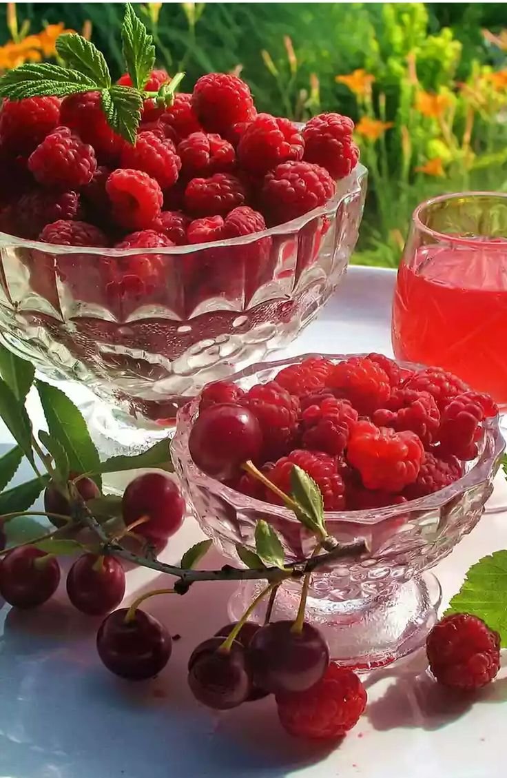 Ягоды в вазочке