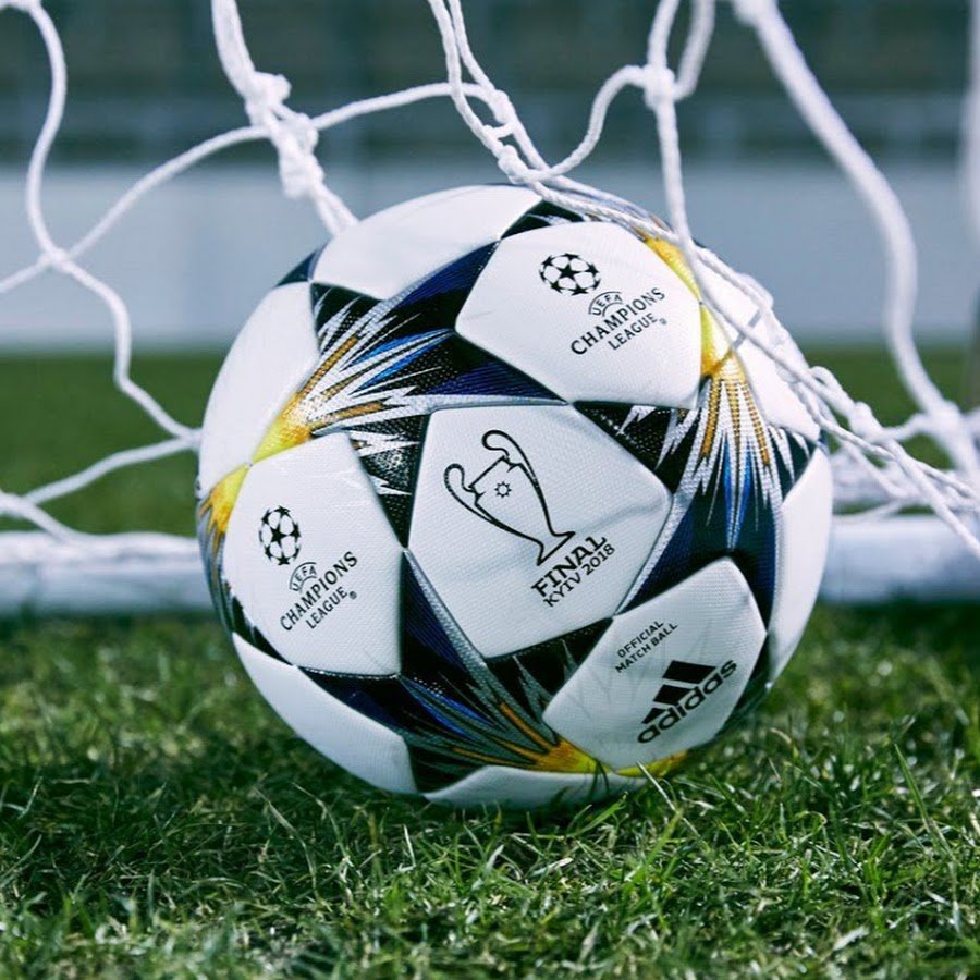 Красивый футбольный мяч