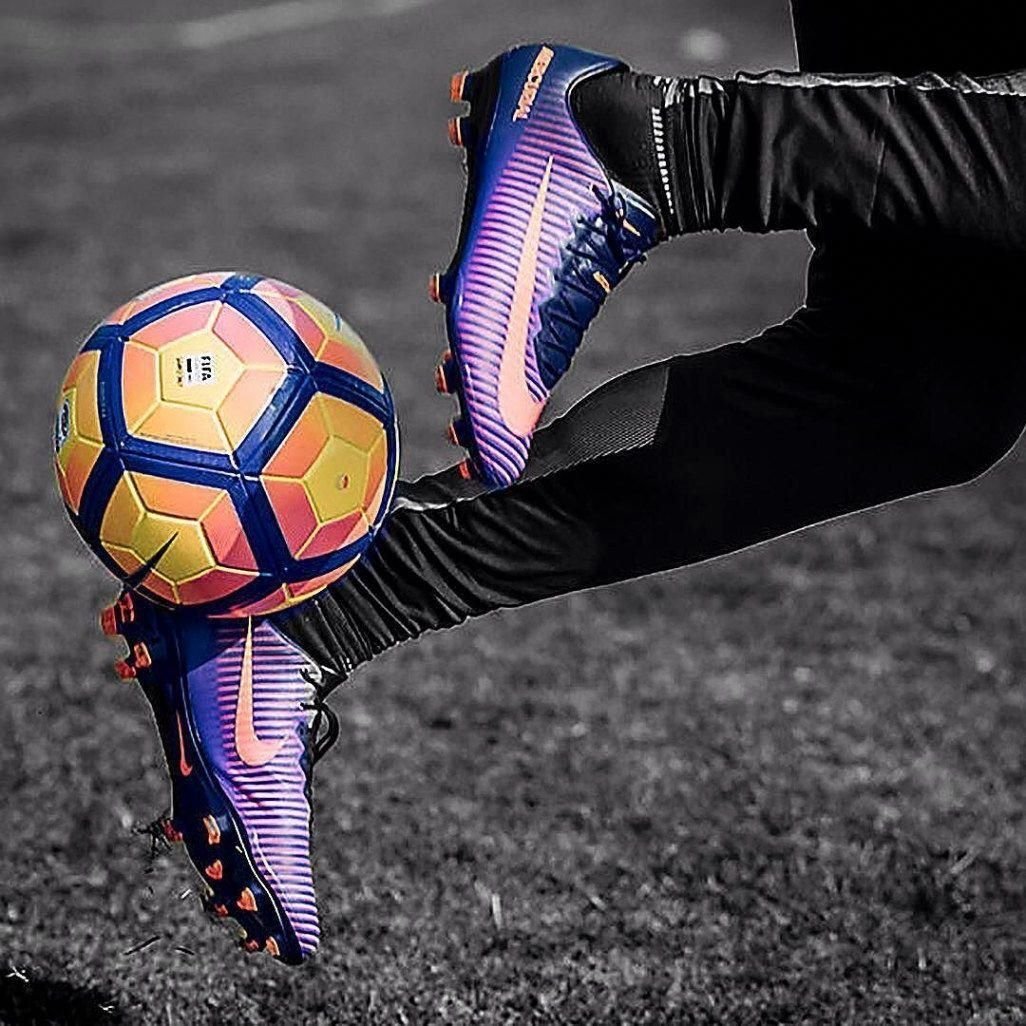 Футбольный мяч и бутсы