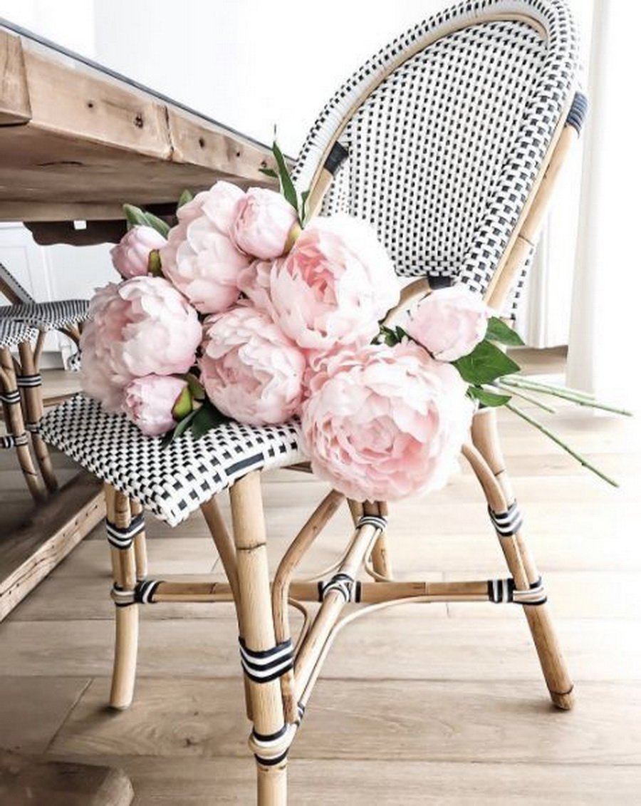 Букет пионов на кровати