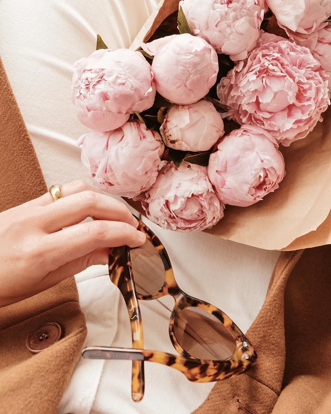 Девушка с букетом пионов