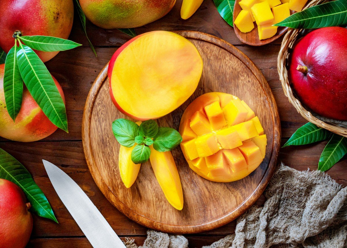 Манго на тарелке