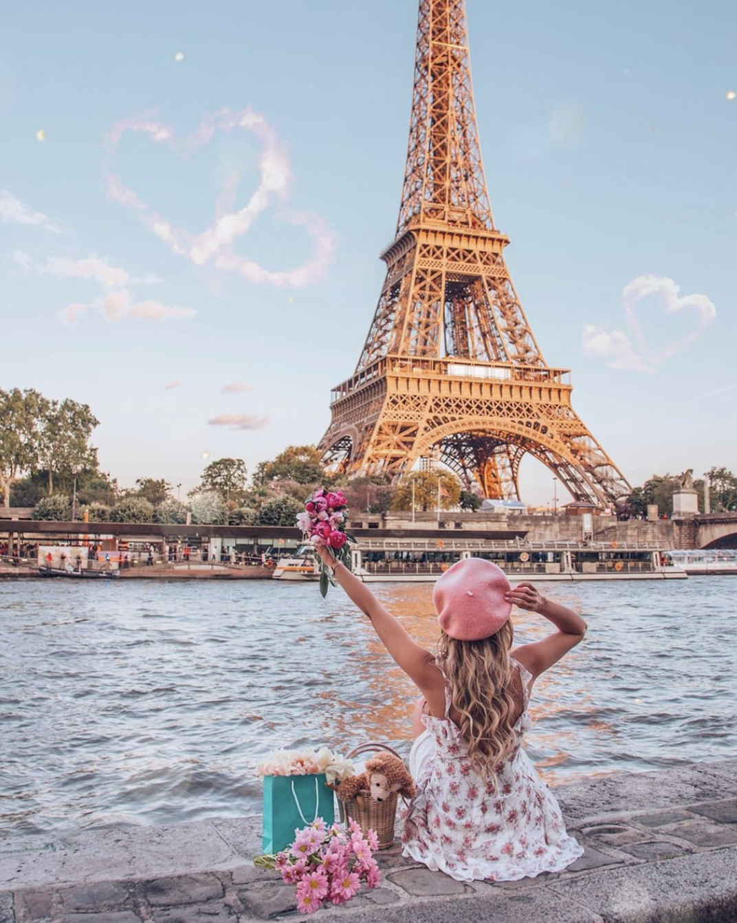 Красивая девушка в Париже