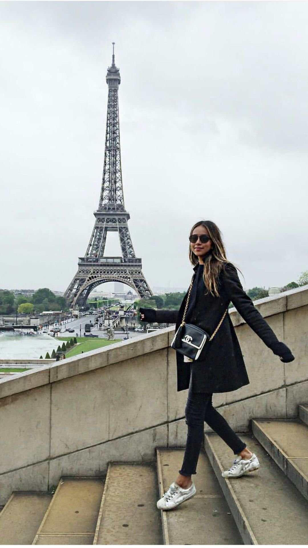 Девушка возле башни