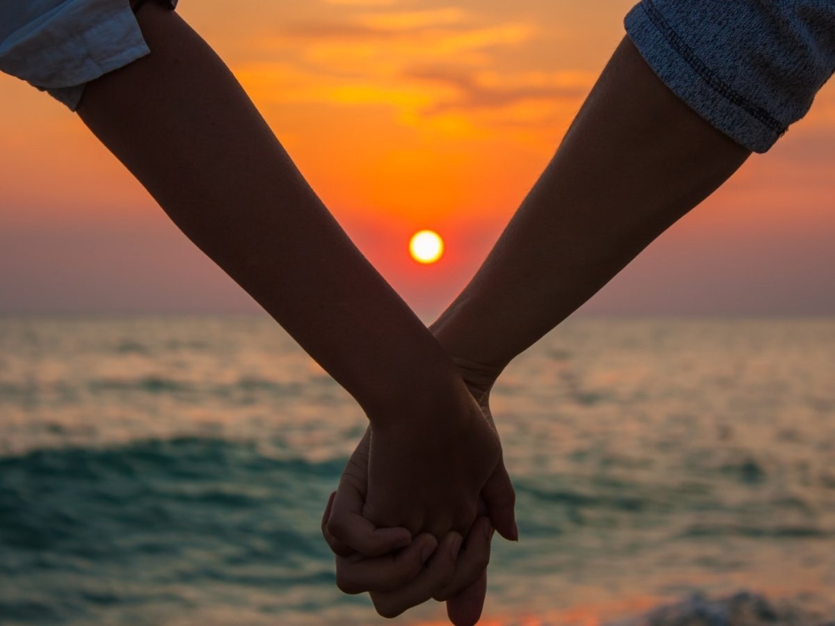 Держатся за руки