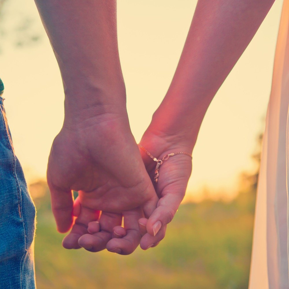 Держатся за руки