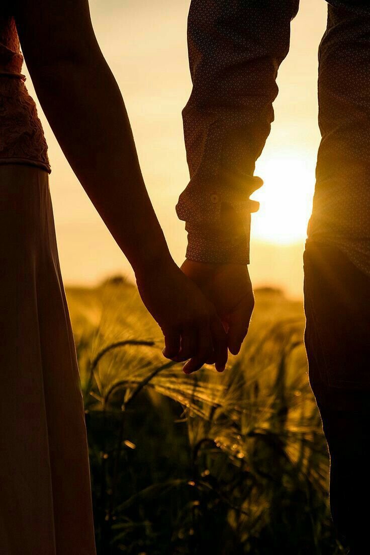 Влюбленные держатся за руки