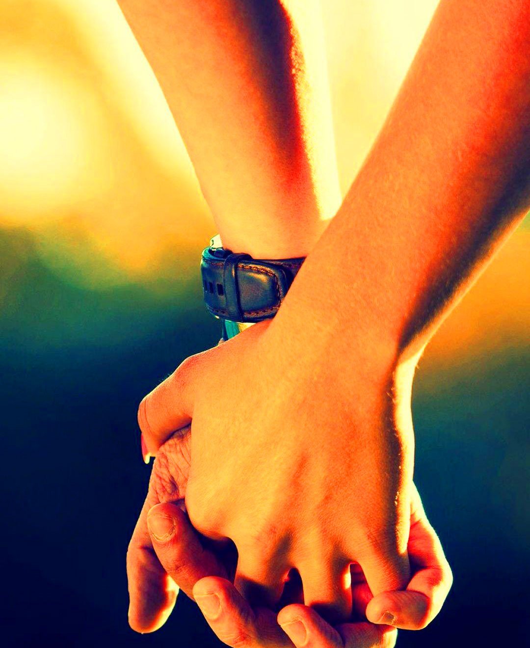 Держаться за руки встречая рассвет