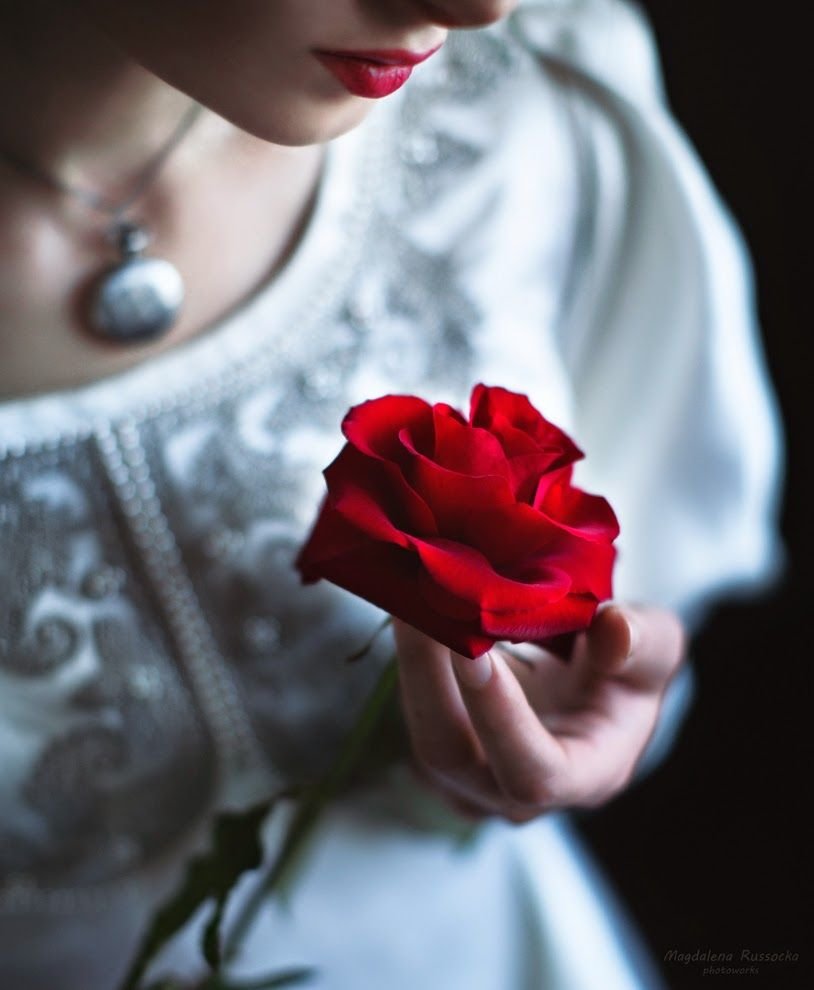 Девушка с красными розами