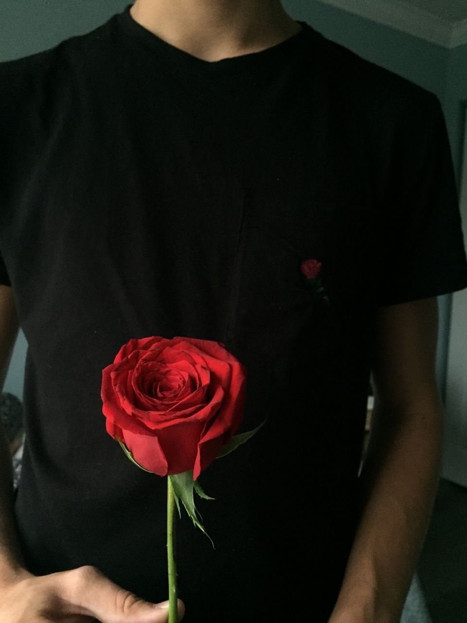 Парень с кросами в руках