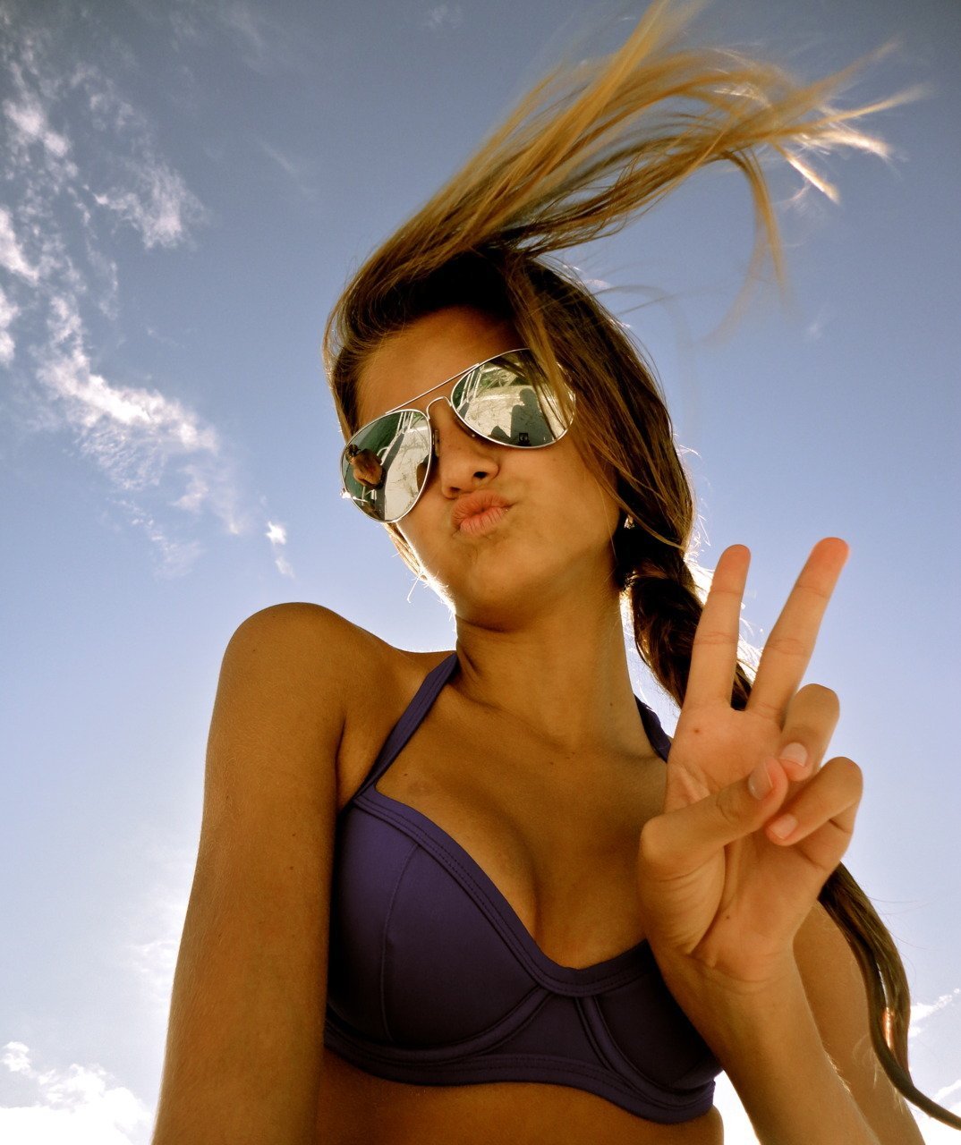 Блондинка в солнечных очках