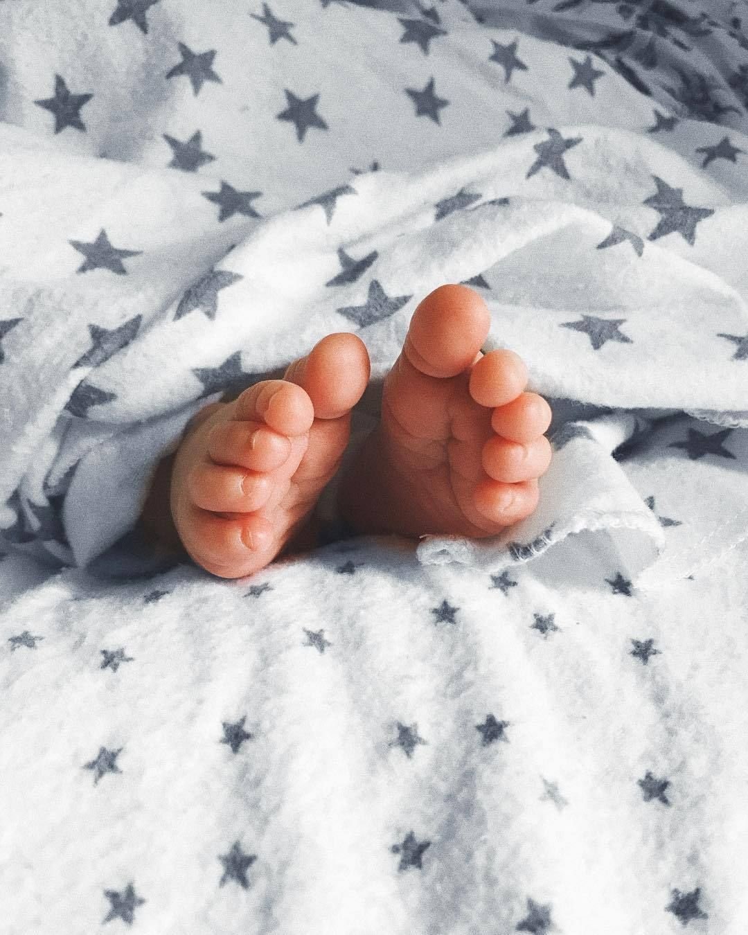 Ножки новорожденного ребенка