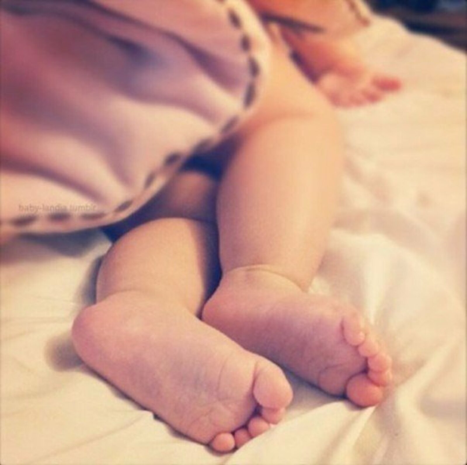 Ножки малыша. Сладкие ножки. Младенец на спине. Ножки малышки.