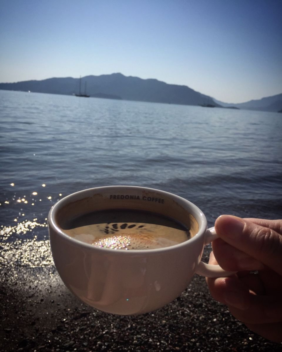 Утро на море с кофе