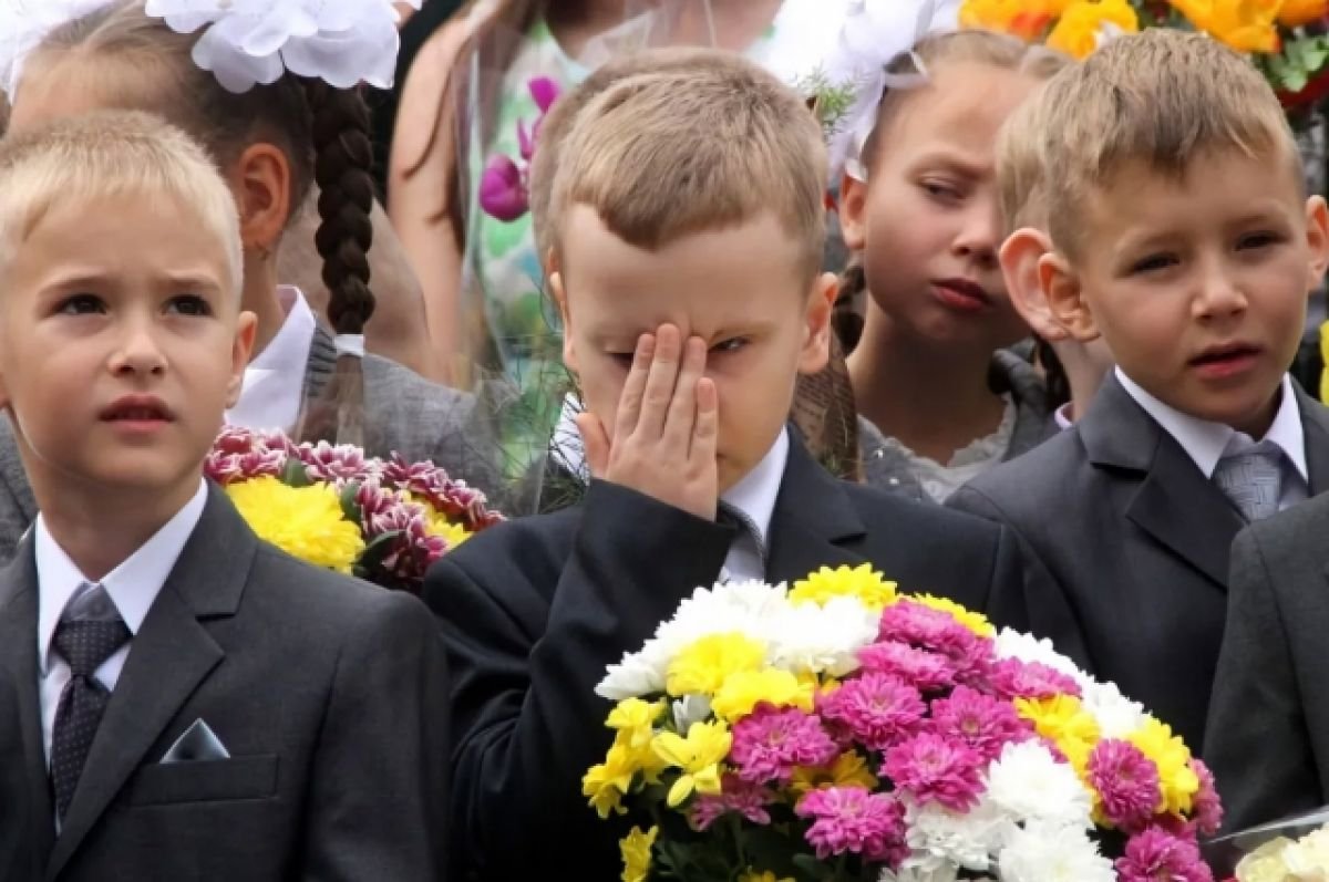 Школьники на линейке