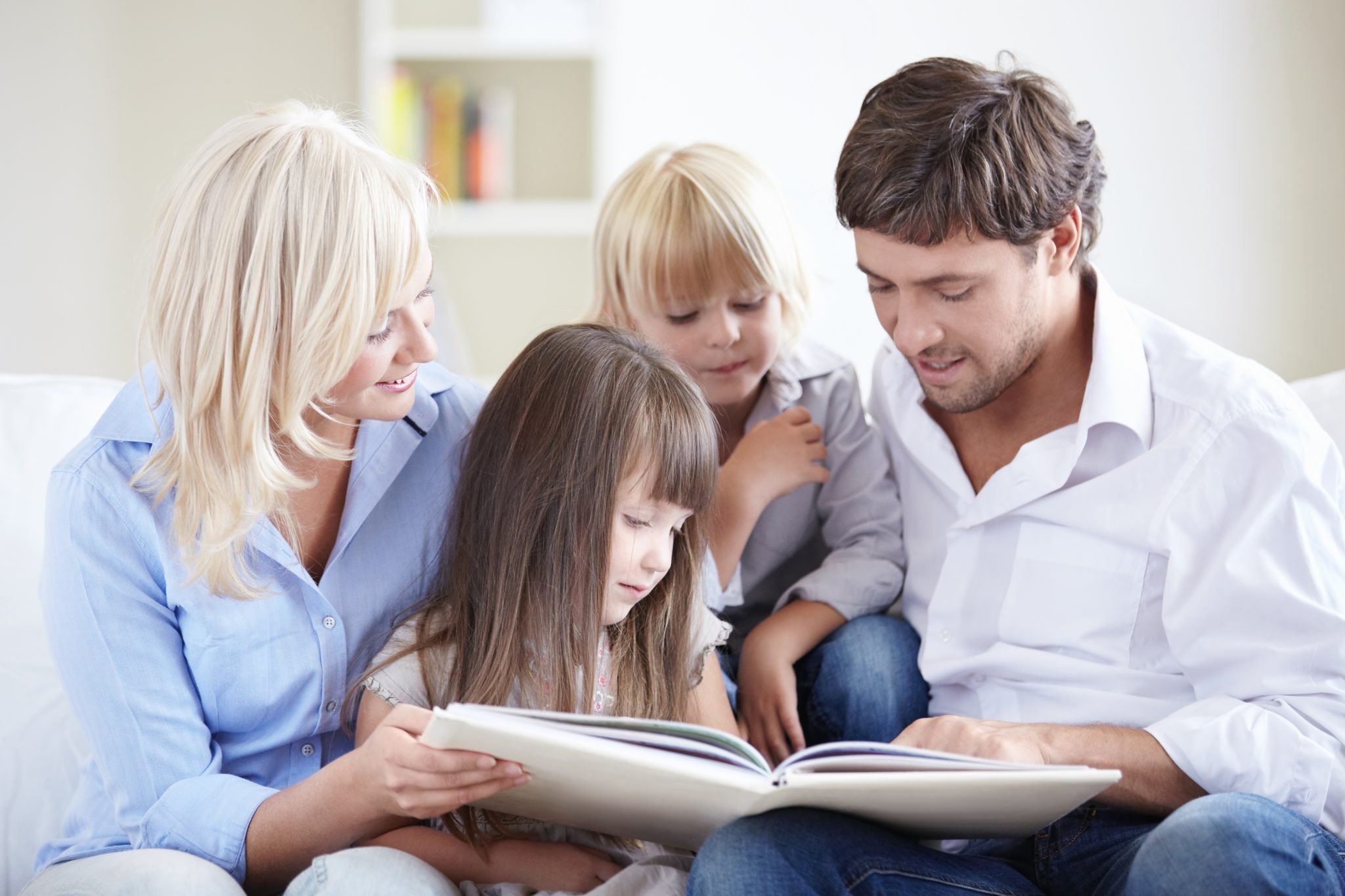 Читать новая семья. Родители и дети. Читающая семья. Чтение в семье. Родители дошкольников.