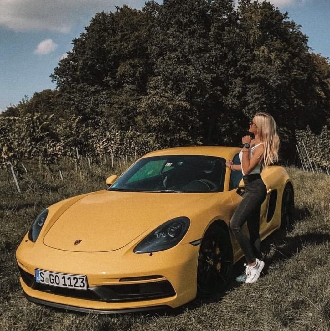 Cayman с девушкой