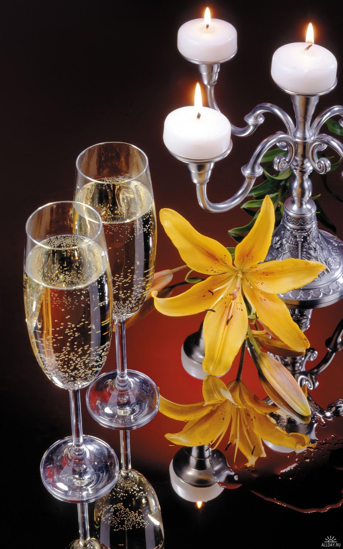 Фужеры с шампанским и цветы