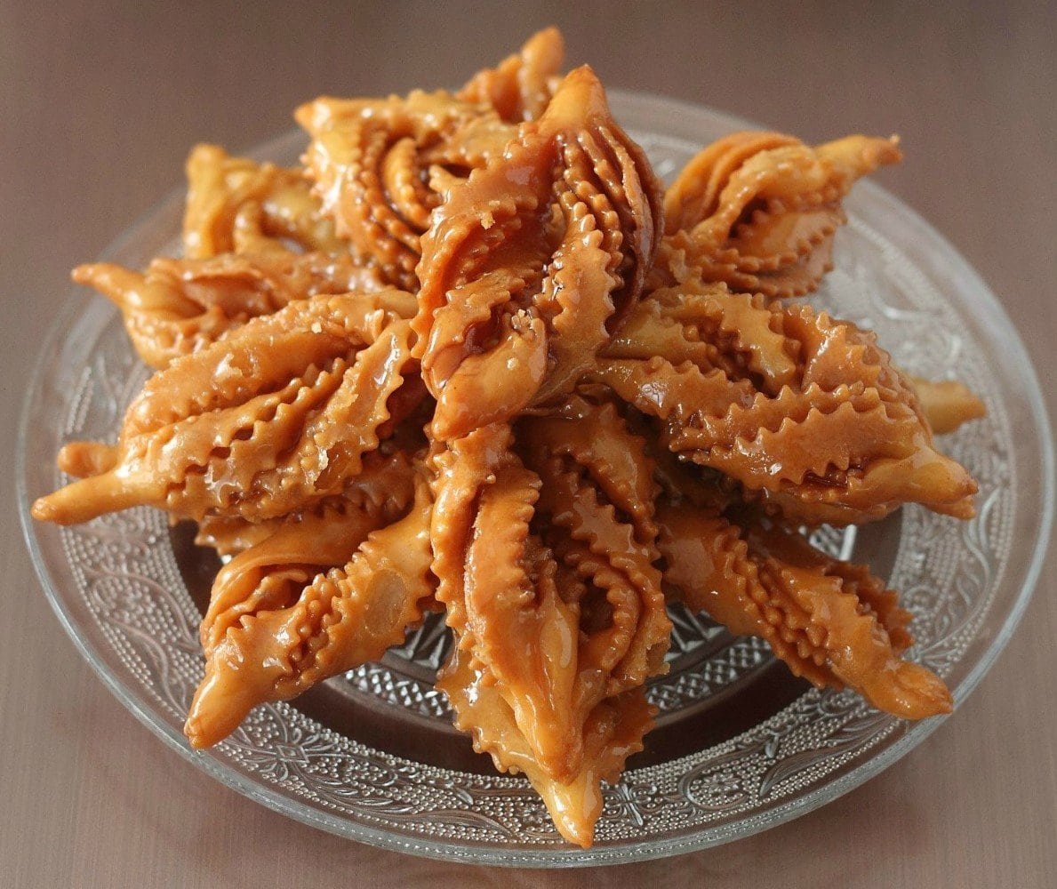 Хворост с медом и орехами