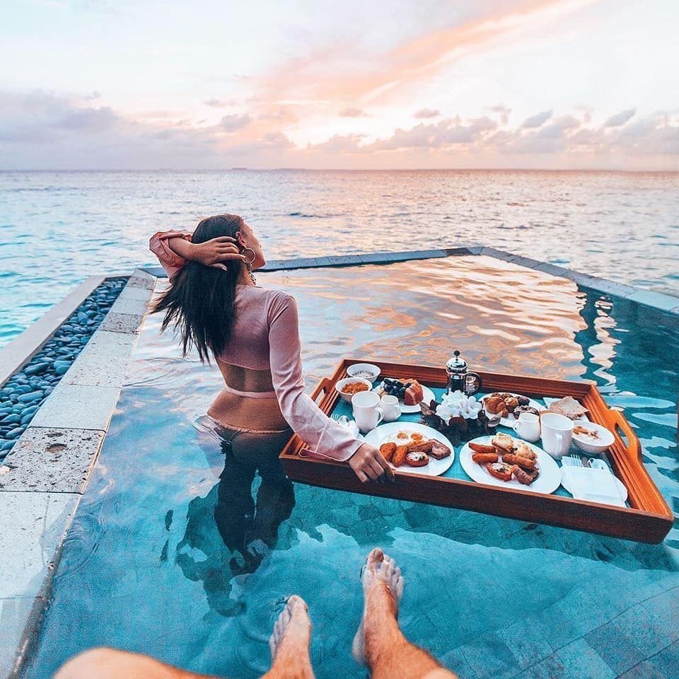 Завтрак в бассейне