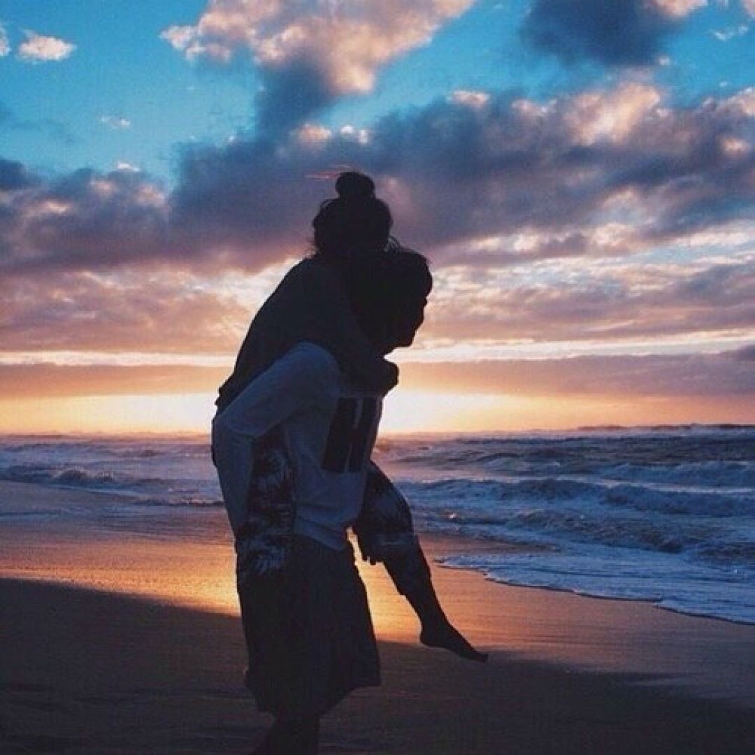 Пара на море со спины