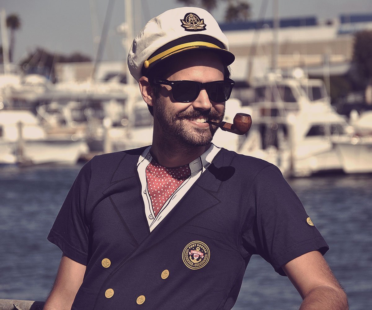 Мужчина за штурвалом яхты