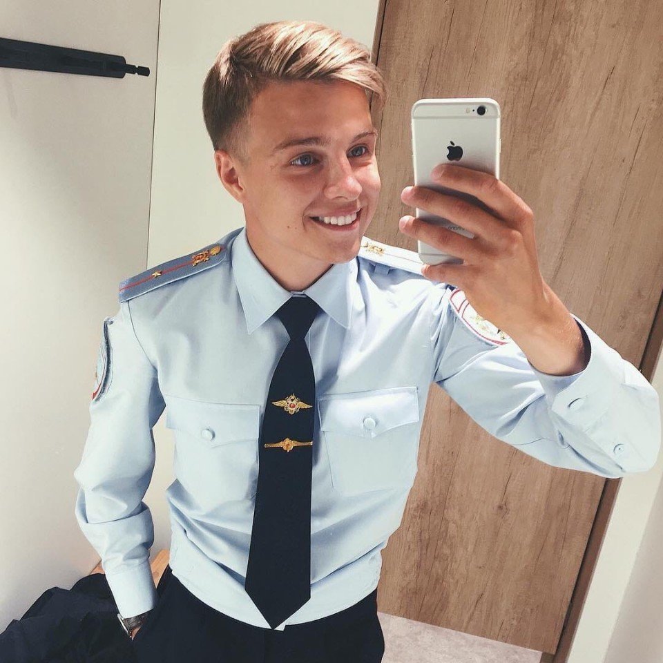 Девушка за штурвалом яхты