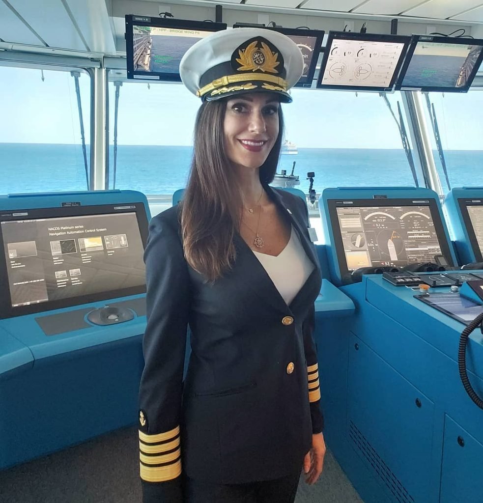 Капитан на палубе корабля